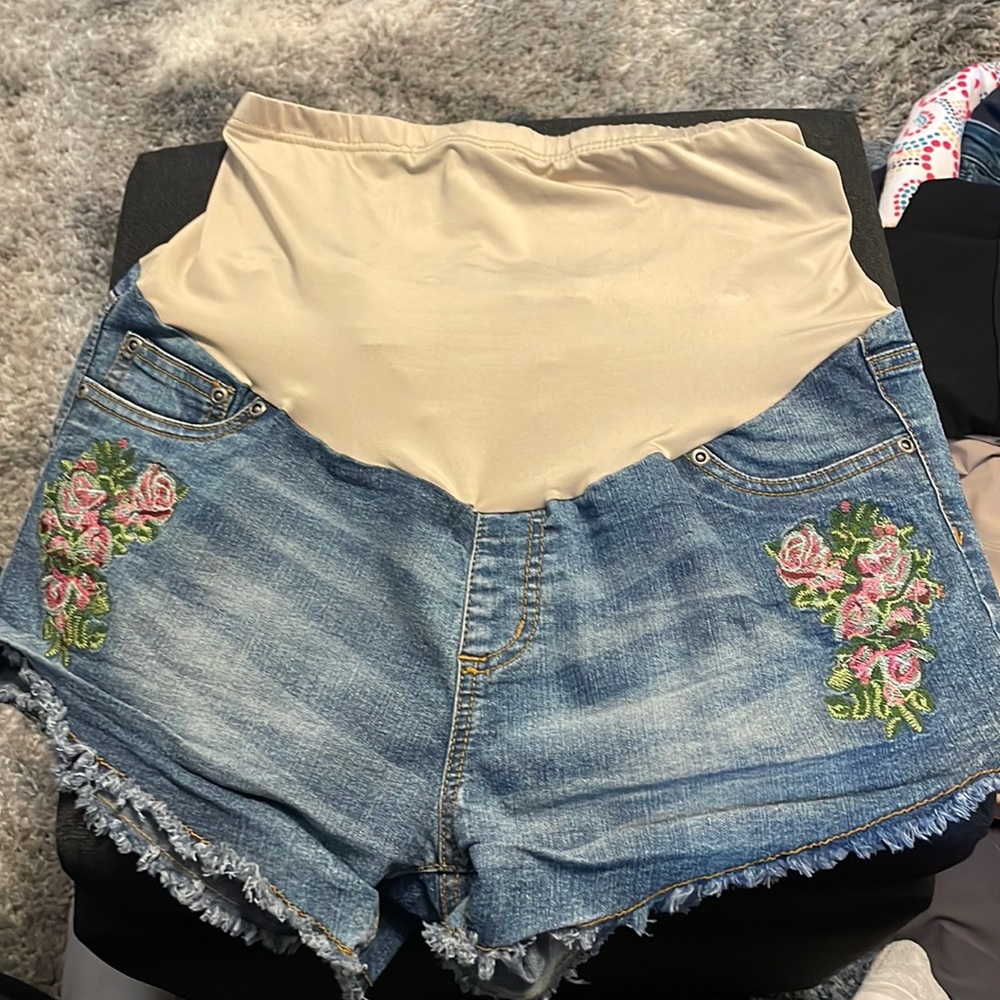*Host Pick* Planet motherhood maternity shorts. Size large